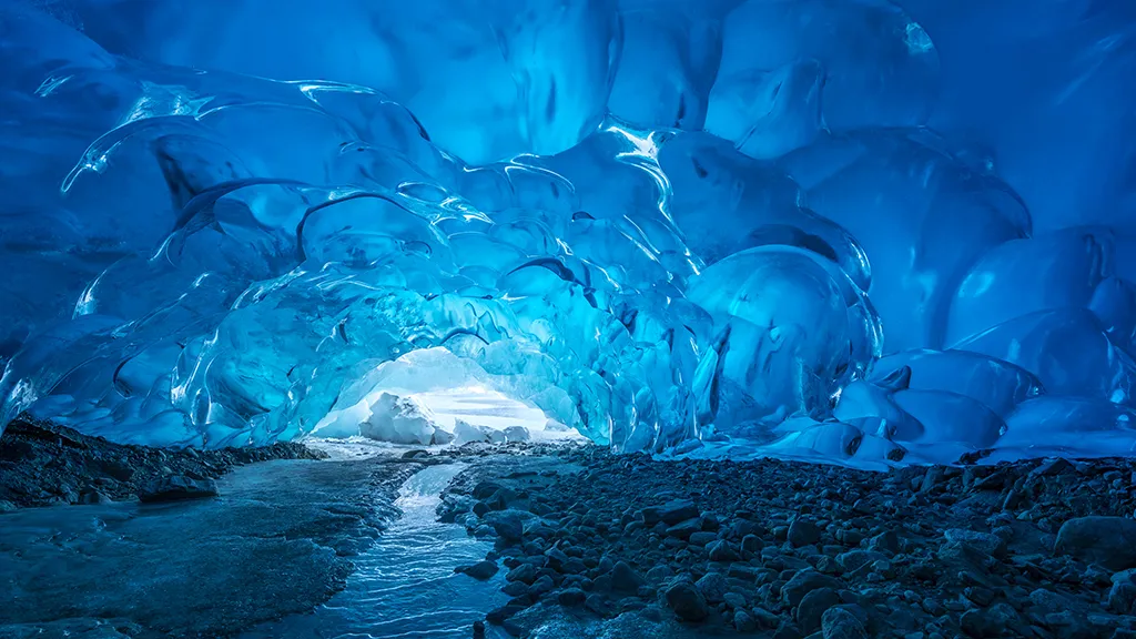 门登霍尔冰川的冰洞,阿拉斯加州,美国-无盘系统网