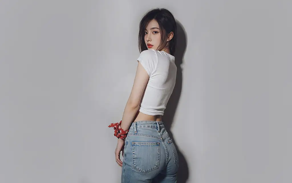 漂亮美女回头 白色衣服 牛仔裤-无盘系统网