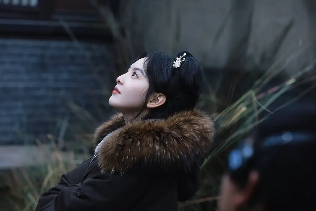 章若楠 侧脸 仰望 4k美女壁纸-无盘系统网