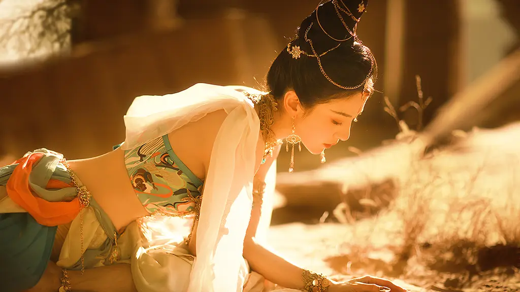 鸿音 敦煌 沙子 阳光美女4k壁纸-无盘系统网